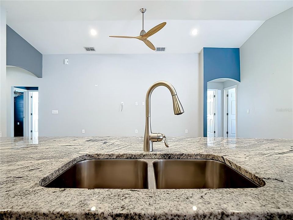 待售: $329,999 (4 贝兹, 2 浴室, 1707 平方英尺)