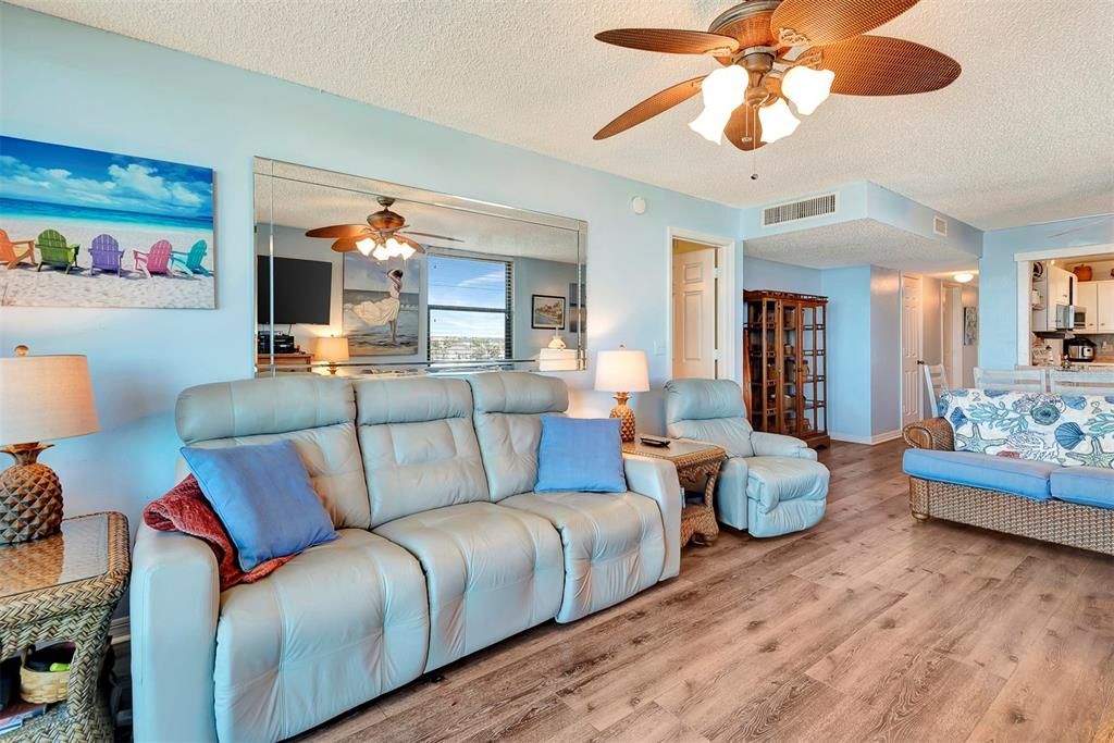 For Sale: $235,000 (2 beds, 2 baths, 1275 Square Feet)