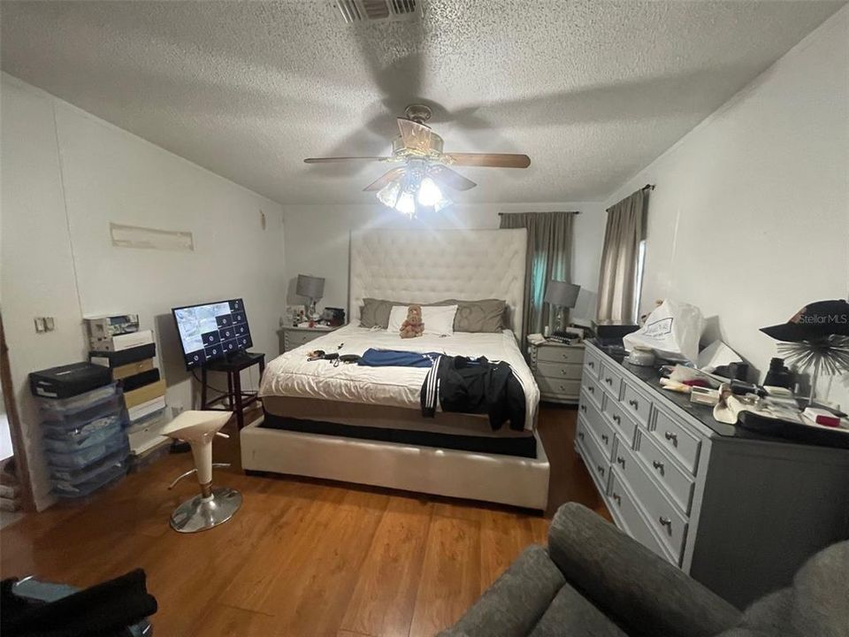 En Venta: $229,000 (4 camas, 2 baños, 1728 Pies cuadrados)