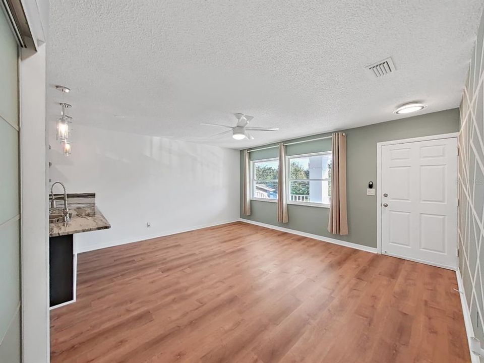 待售: $149,900 (1 贝兹, 1 浴室, 600 平方英尺)