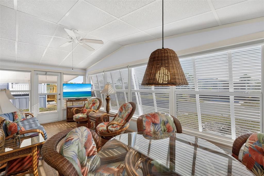 For Sale: $225,000 (2 beds, 2 baths, 1151 Square Feet)