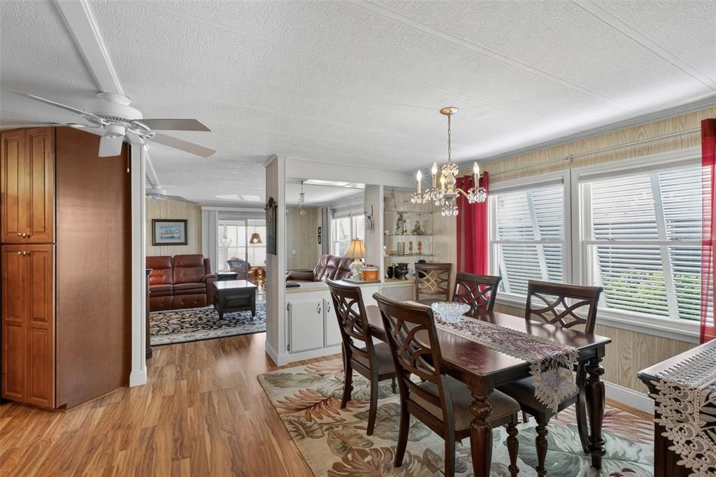 For Sale: $225,000 (2 beds, 2 baths, 1151 Square Feet)