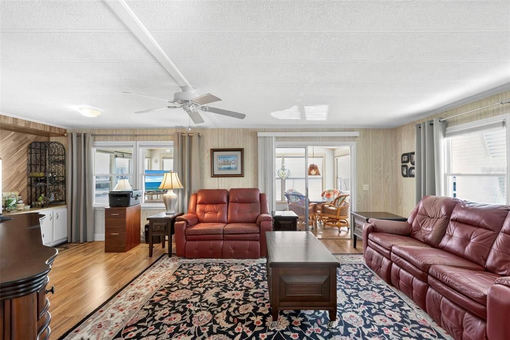 For Sale: $225,000 (2 beds, 2 baths, 1151 Square Feet)