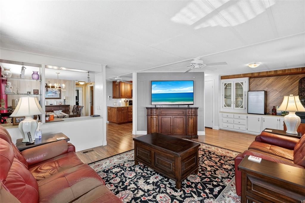 For Sale: $225,000 (2 beds, 2 baths, 1151 Square Feet)