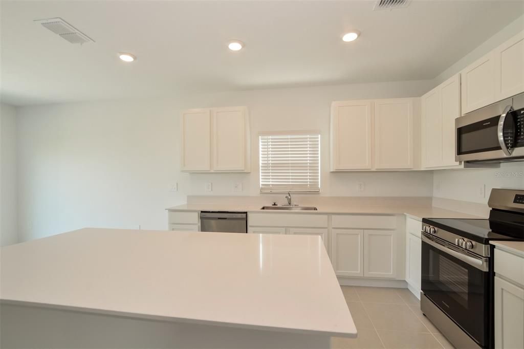 En Renta: $2,245 (4 camas, 2 baños, 1860 Pies cuadrados)