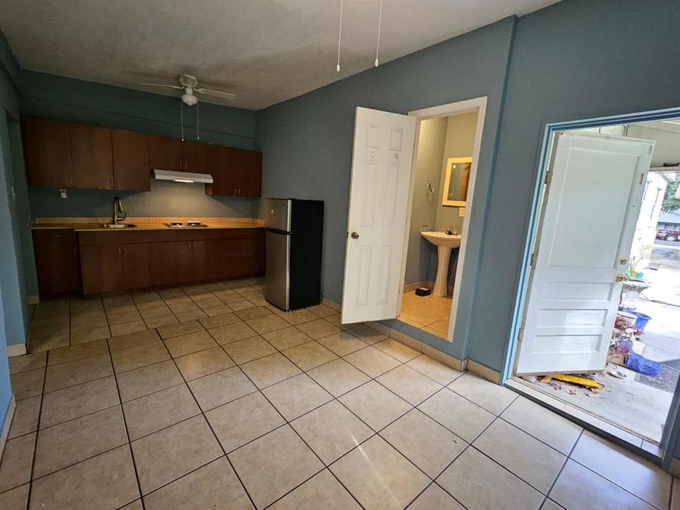 For Rent: $1,250 (1 beds, 1 baths, 455 Square Feet)