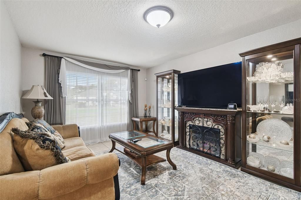 En Venta: $389,000 (4 camas, 2 baños, 2240 Pies cuadrados)