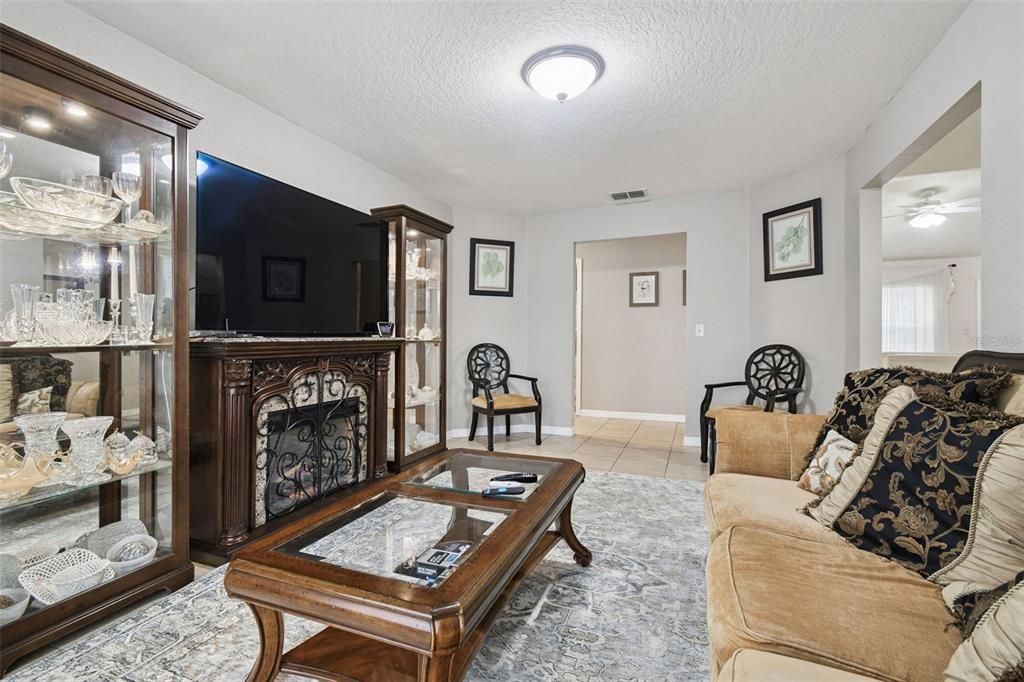 En Venta: $389,000 (4 camas, 2 baños, 2240 Pies cuadrados)