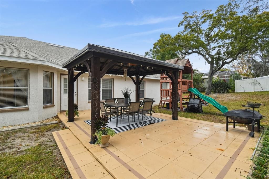 En Venta: $389,000 (4 camas, 2 baños, 2240 Pies cuadrados)