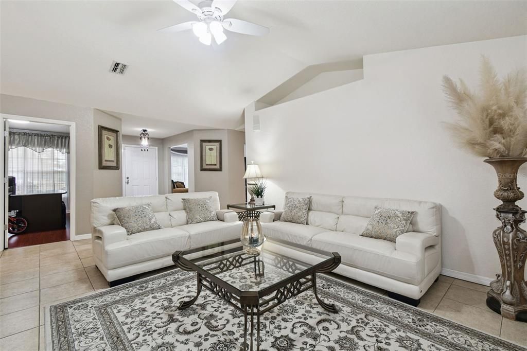 En Venta: $389,000 (4 camas, 2 baños, 2240 Pies cuadrados)