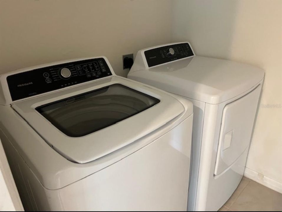 For Rent: $1,950 (3 beds, 2 baths, 1828 Square Feet)