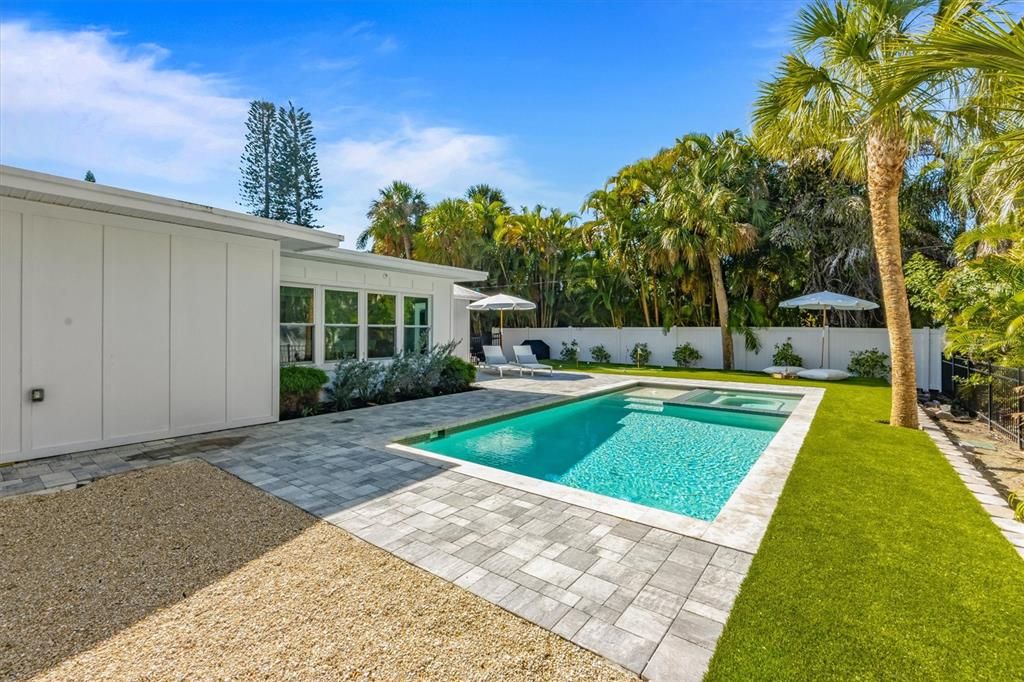 For Sale: $1,535,000 (3 beds, 3 baths, 1621 Square Feet)