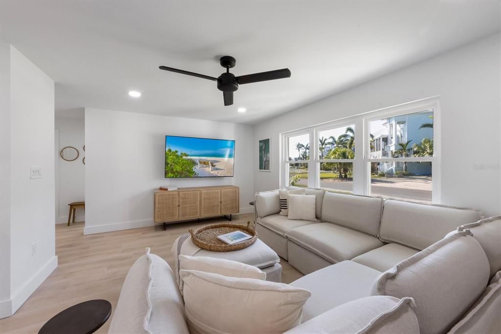 For Sale: $1,535,000 (3 beds, 3 baths, 1621 Square Feet)