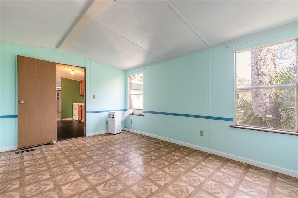 For Sale: $185,000 (2 beds, 2 baths, 1048 Square Feet)