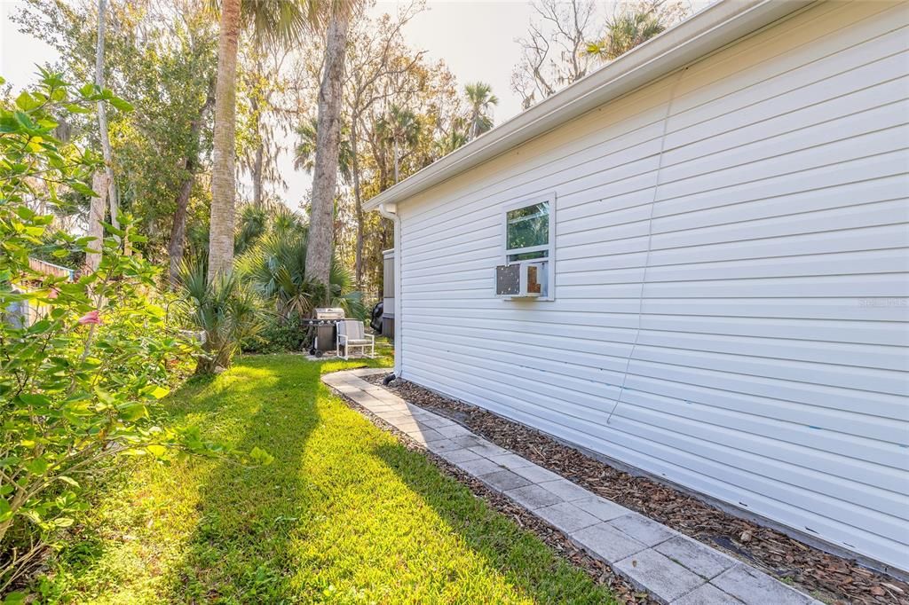 For Sale: $185,000 (2 beds, 2 baths, 1048 Square Feet)