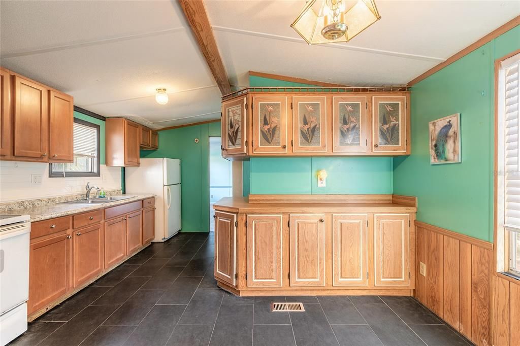 For Sale: $185,000 (2 beds, 2 baths, 1048 Square Feet)