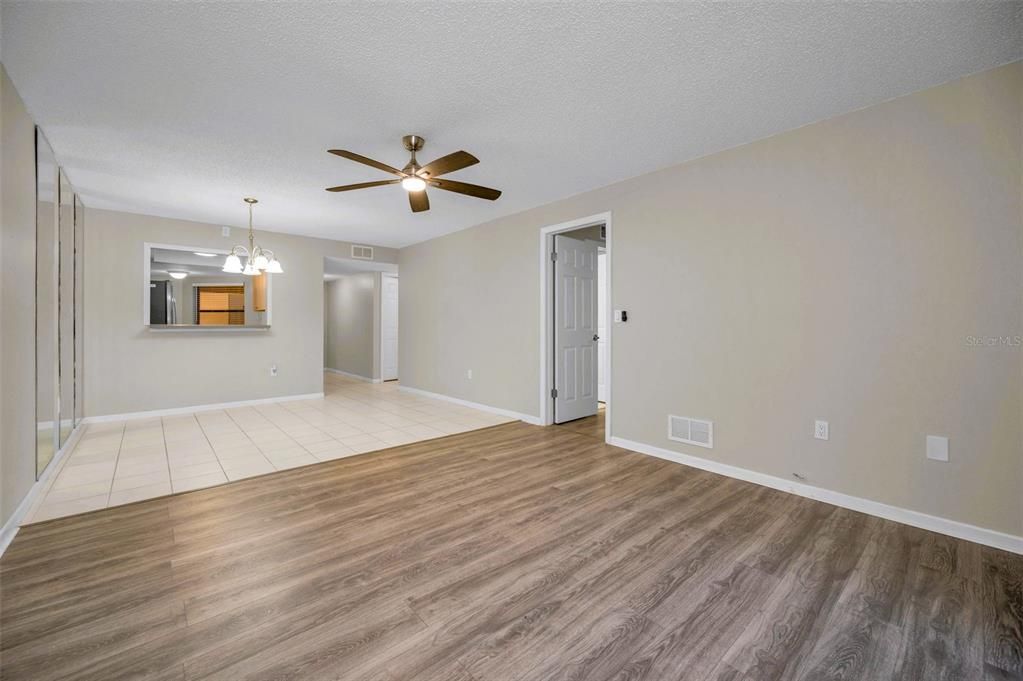 For Sale: $169,900 (2 beds, 2 baths, 995 Square Feet)