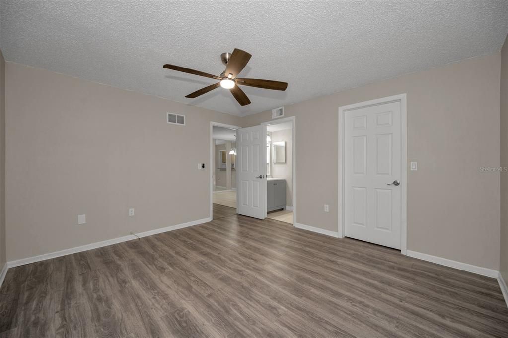 For Sale: $169,900 (2 beds, 2 baths, 995 Square Feet)