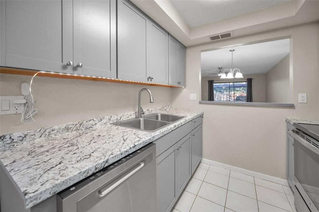 For Sale: $169,900 (2 beds, 2 baths, 995 Square Feet)