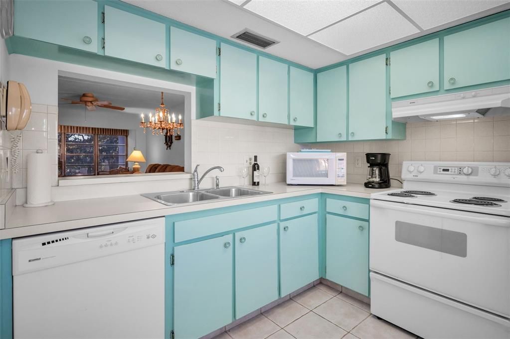 For Sale: $135,000 (2 beds, 2 baths, 934 Square Feet)