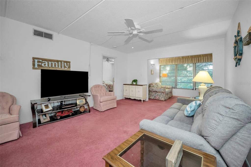 For Sale: $135,000 (2 beds, 2 baths, 934 Square Feet)