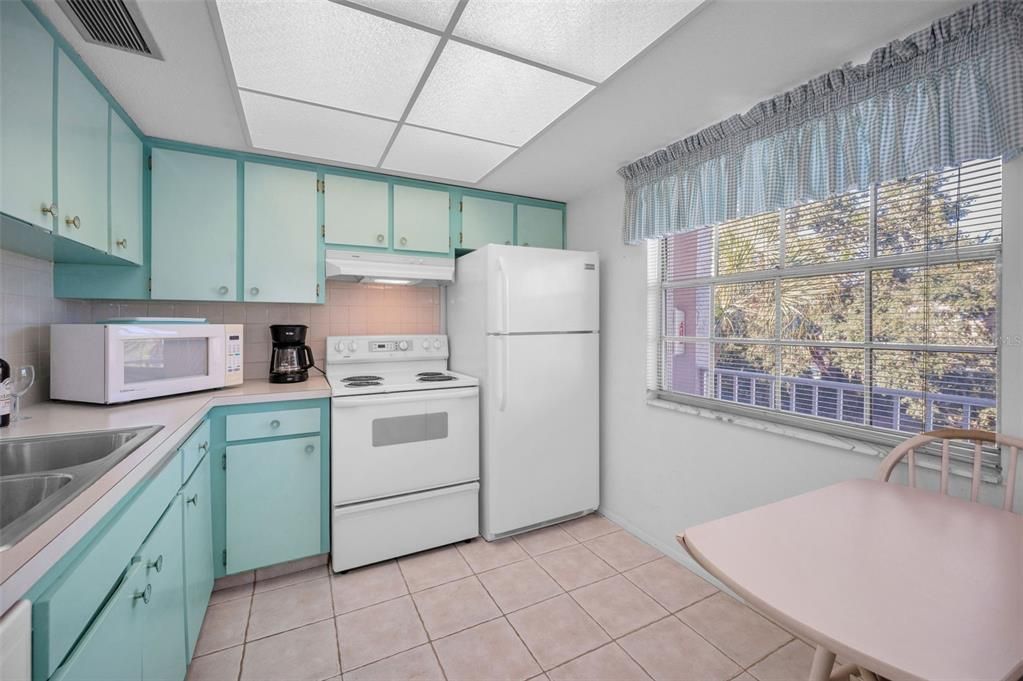 For Sale: $135,000 (2 beds, 2 baths, 934 Square Feet)