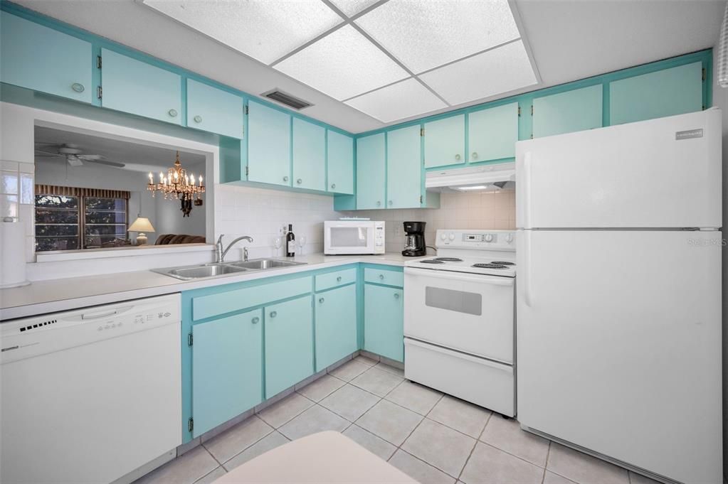 For Sale: $135,000 (2 beds, 2 baths, 934 Square Feet)