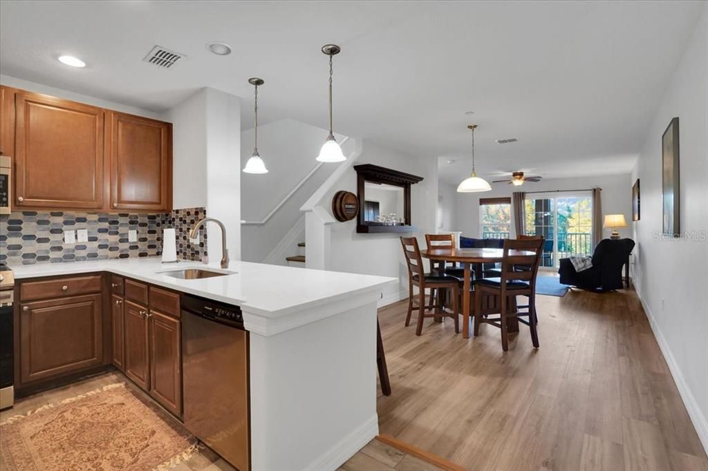 待售: $232,500 (2 贝兹, 2 浴室, 1064 平方英尺)