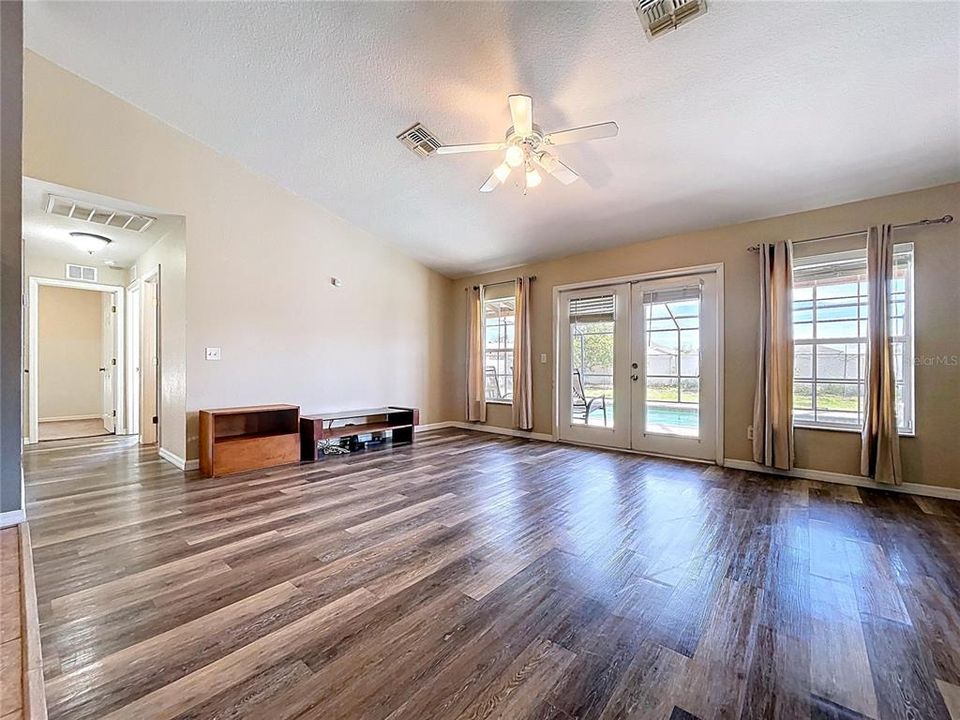 En Venta: $355,000 (3 camas, 2 baños, 1625 Pies cuadrados)