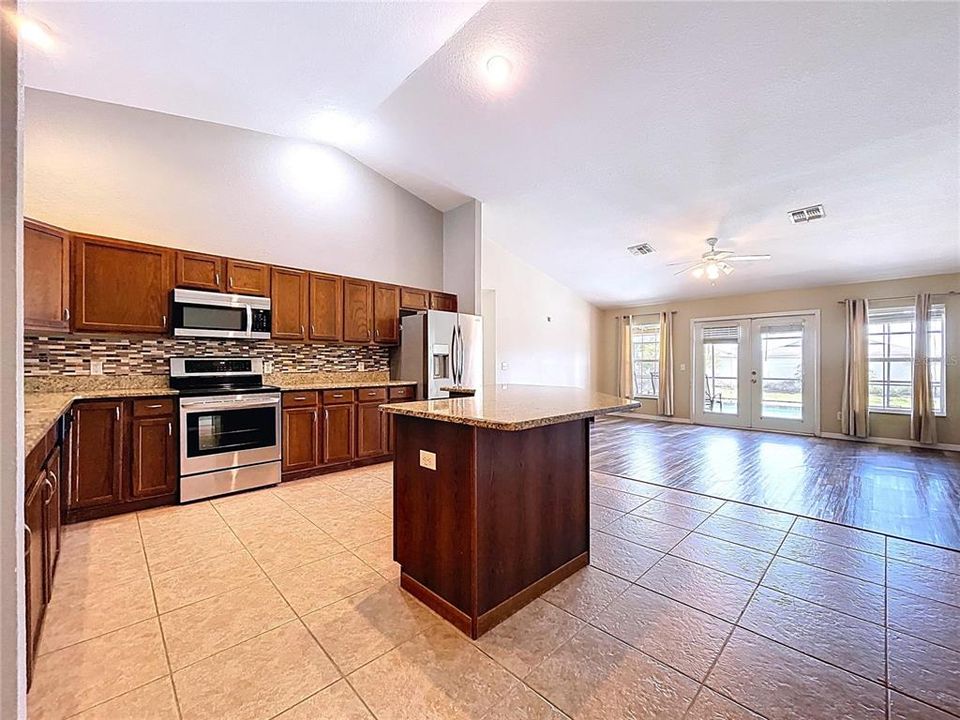 En Venta: $355,000 (3 camas, 2 baños, 1625 Pies cuadrados)