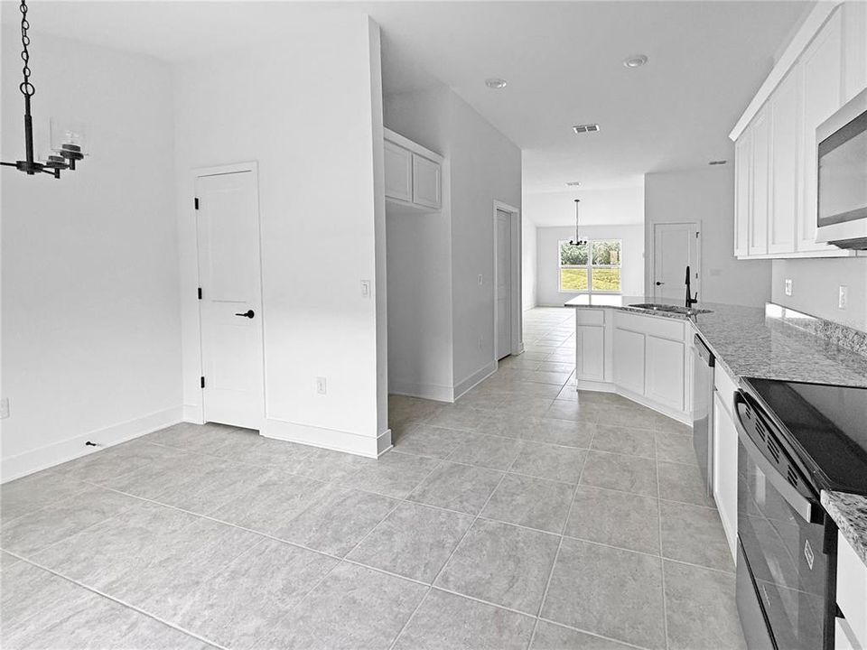 Под контрактом: $356,750 (4 спален, 2 ванн, 1820 Квадратных фут)