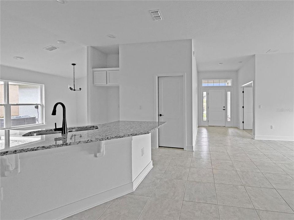 Под контрактом: $356,750 (4 спален, 2 ванн, 1820 Квадратных фут)