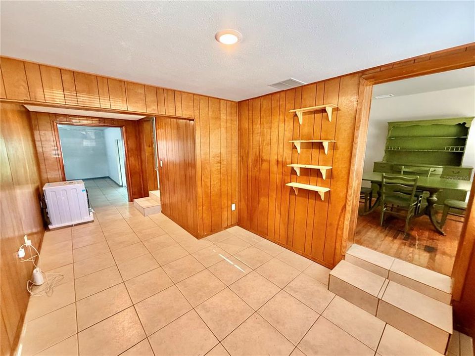 For Rent: $2,650 (2 beds, 1 baths, 1294 Square Feet)