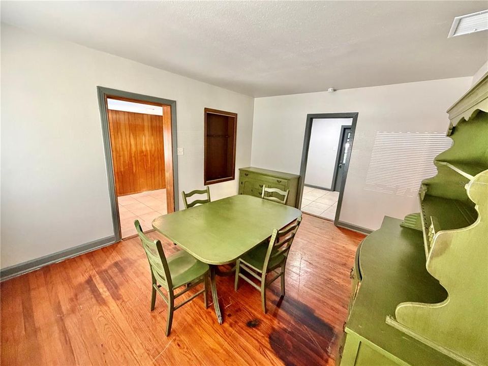 For Rent: $2,650 (2 beds, 1 baths, 1294 Square Feet)