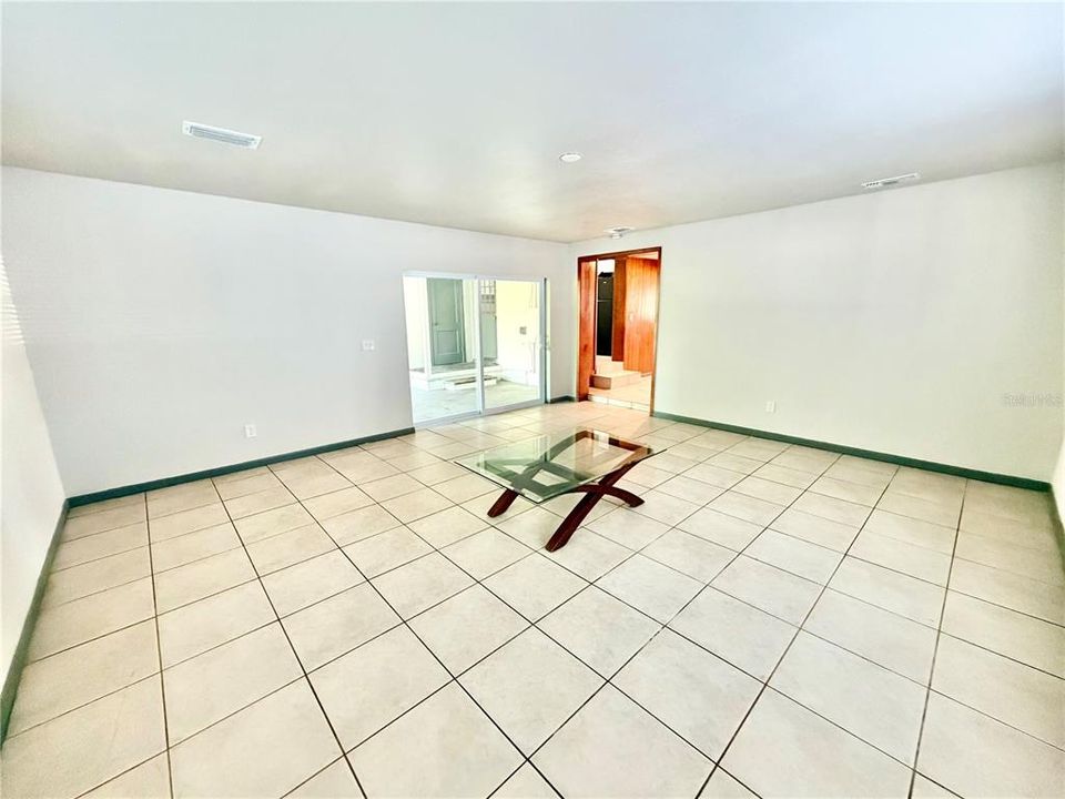 For Rent: $2,650 (2 beds, 1 baths, 1294 Square Feet)