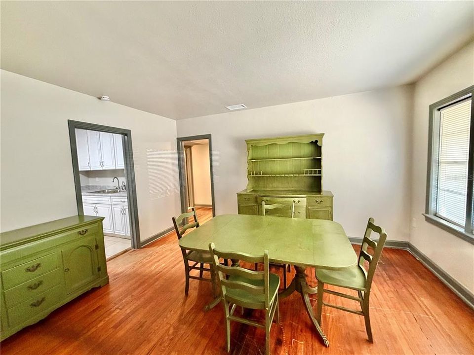 For Rent: $2,650 (2 beds, 1 baths, 1294 Square Feet)