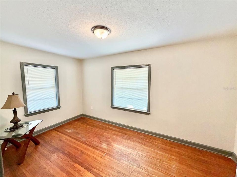 For Rent: $2,650 (2 beds, 1 baths, 1294 Square Feet)