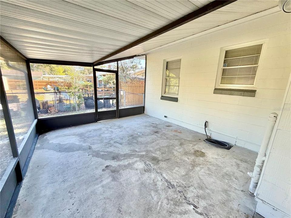 For Rent: $2,650 (2 beds, 1 baths, 1294 Square Feet)