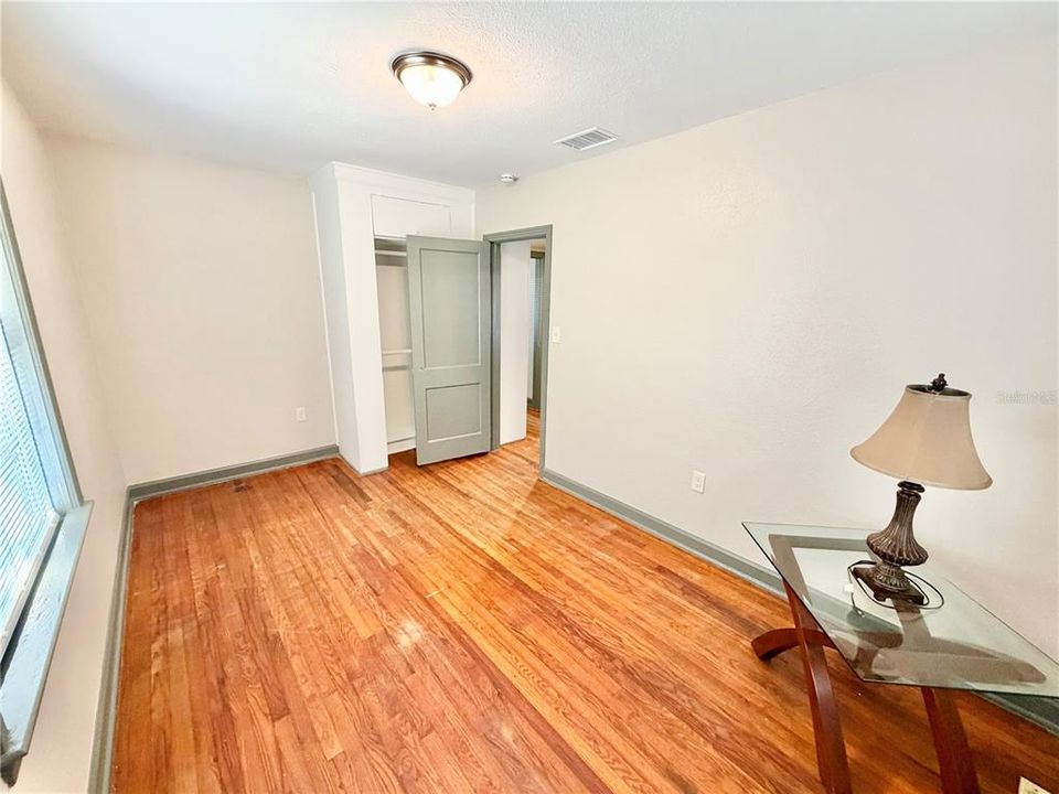 For Rent: $2,650 (2 beds, 1 baths, 1294 Square Feet)