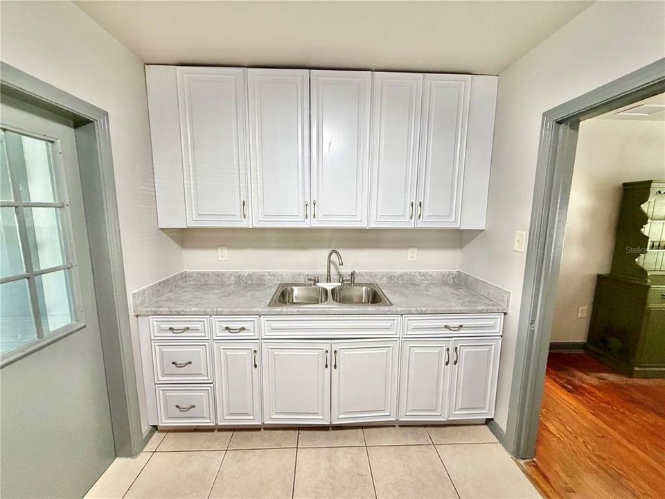 For Rent: $2,650 (2 beds, 1 baths, 1294 Square Feet)