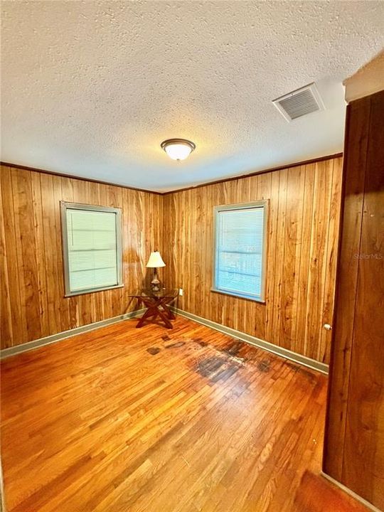 For Rent: $2,650 (2 beds, 1 baths, 1294 Square Feet)