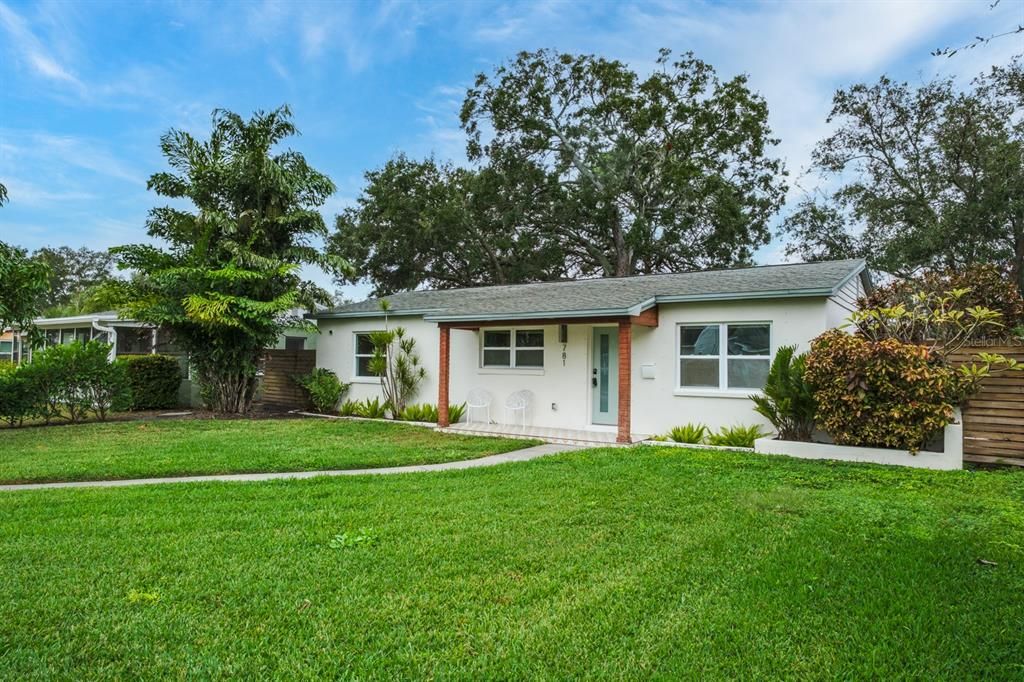 For Rent: $3,200 (3 beds, 2 baths, 995 Square Feet)