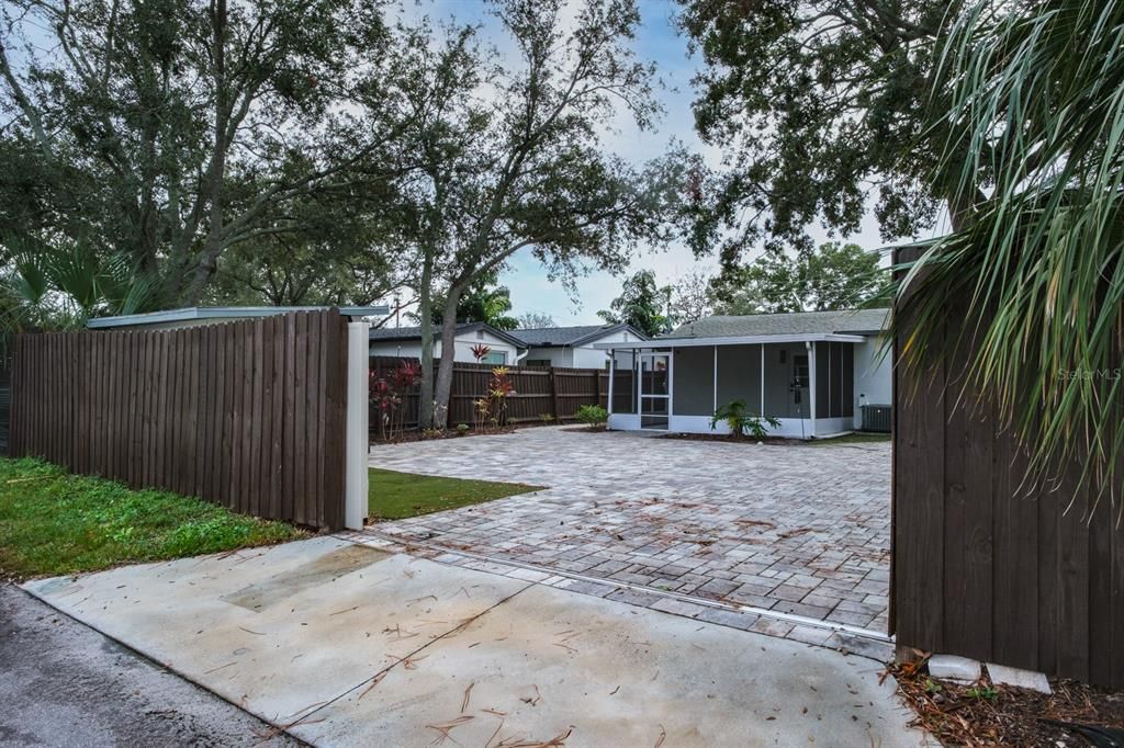 For Rent: $3,200 (3 beds, 2 baths, 995 Square Feet)