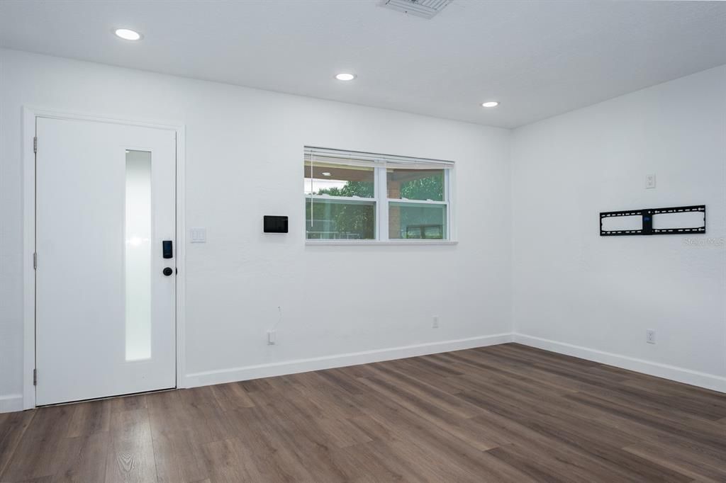 For Rent: $3,200 (3 beds, 2 baths, 995 Square Feet)