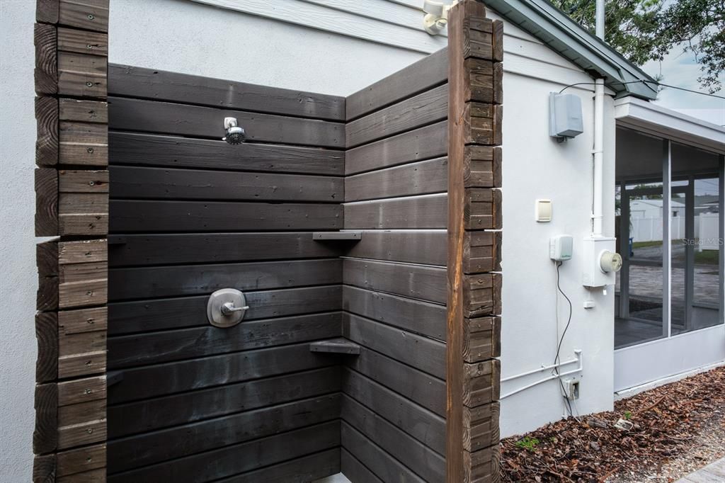 For Rent: $3,200 (3 beds, 2 baths, 995 Square Feet)