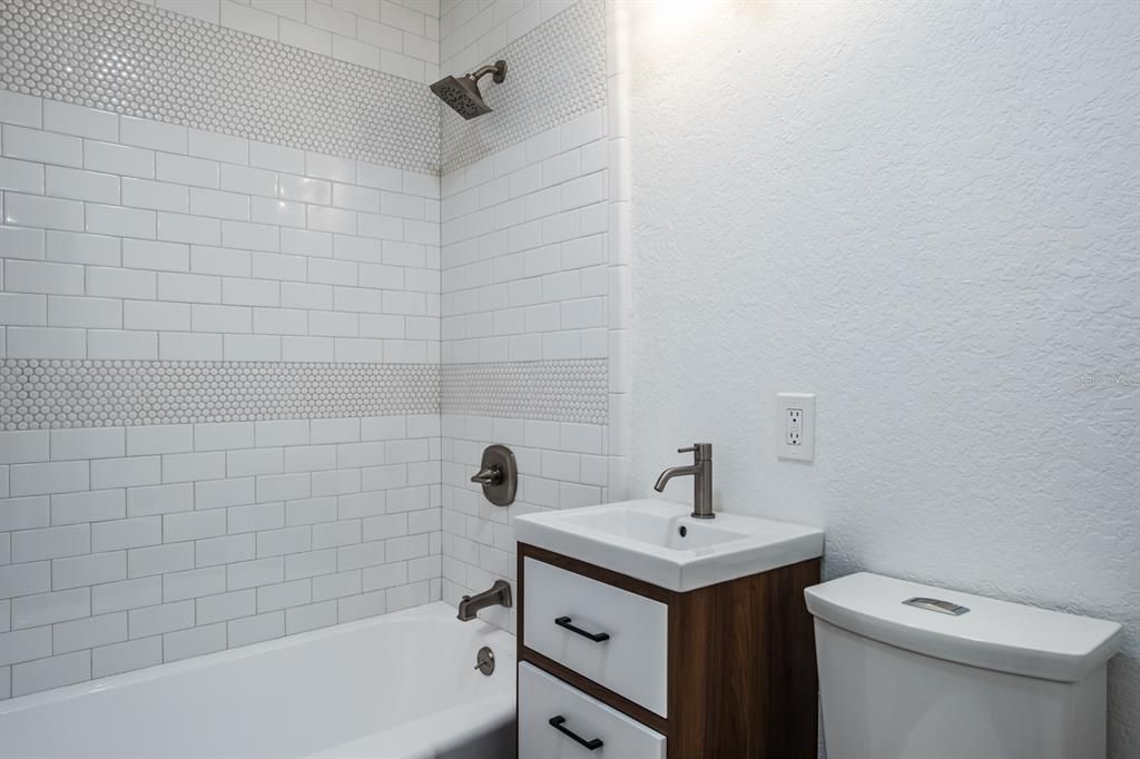 For Rent: $3,200 (3 beds, 2 baths, 995 Square Feet)