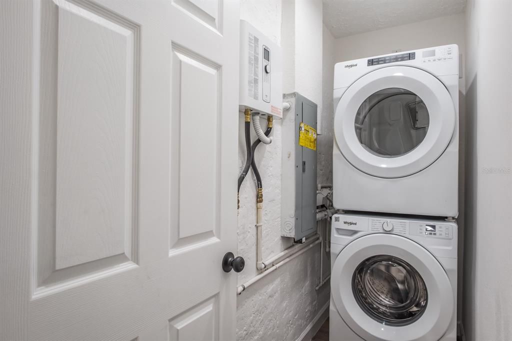 For Rent: $3,200 (3 beds, 2 baths, 995 Square Feet)