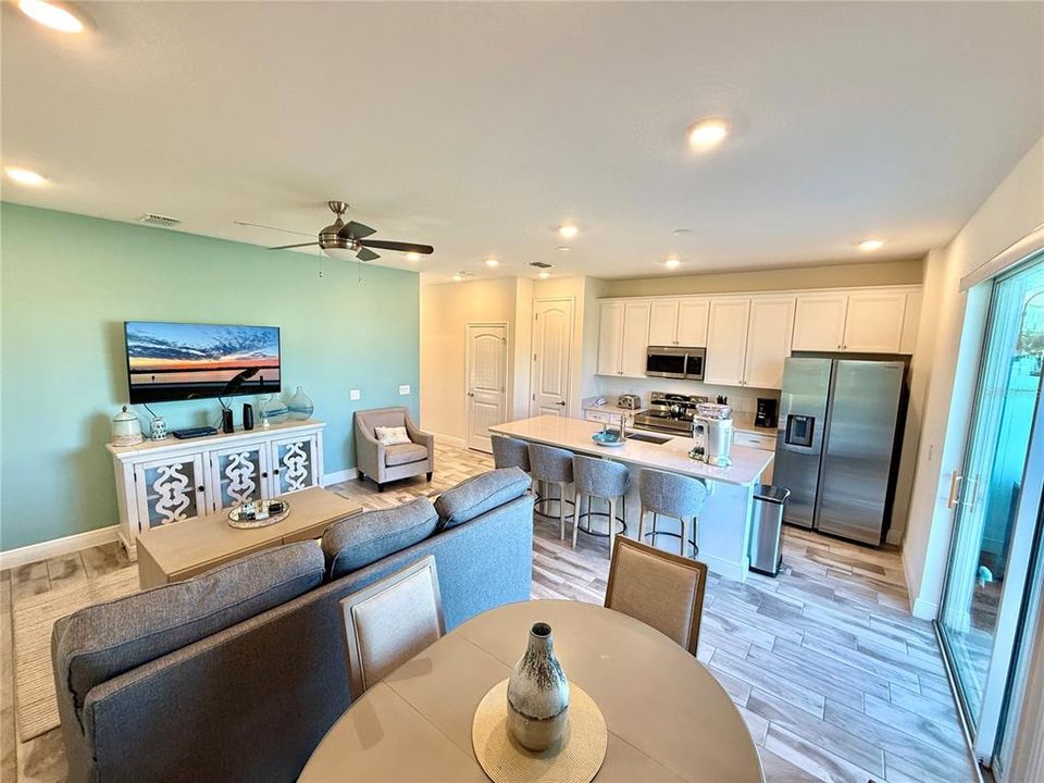 出租: $3,500 (3 贝兹, 3 浴室, 1545 平方英尺)