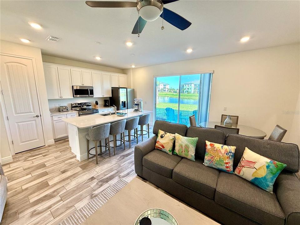 出租: $3,500 (3 贝兹, 3 浴室, 1545 平方英尺)