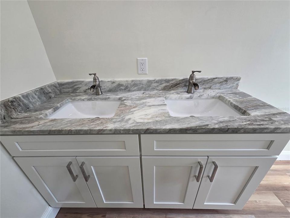 待售: $220,000 (3 贝兹, 2 浴室, 1104 平方英尺)